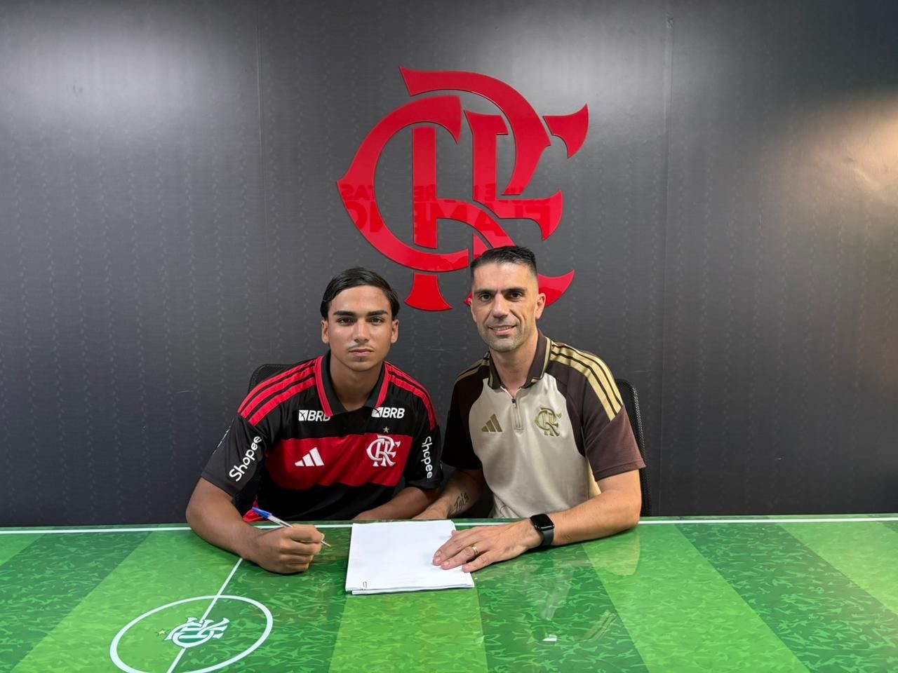 Kauã Carlos assina o primeiro contrato profissional com o Flamengo, válido até 2029