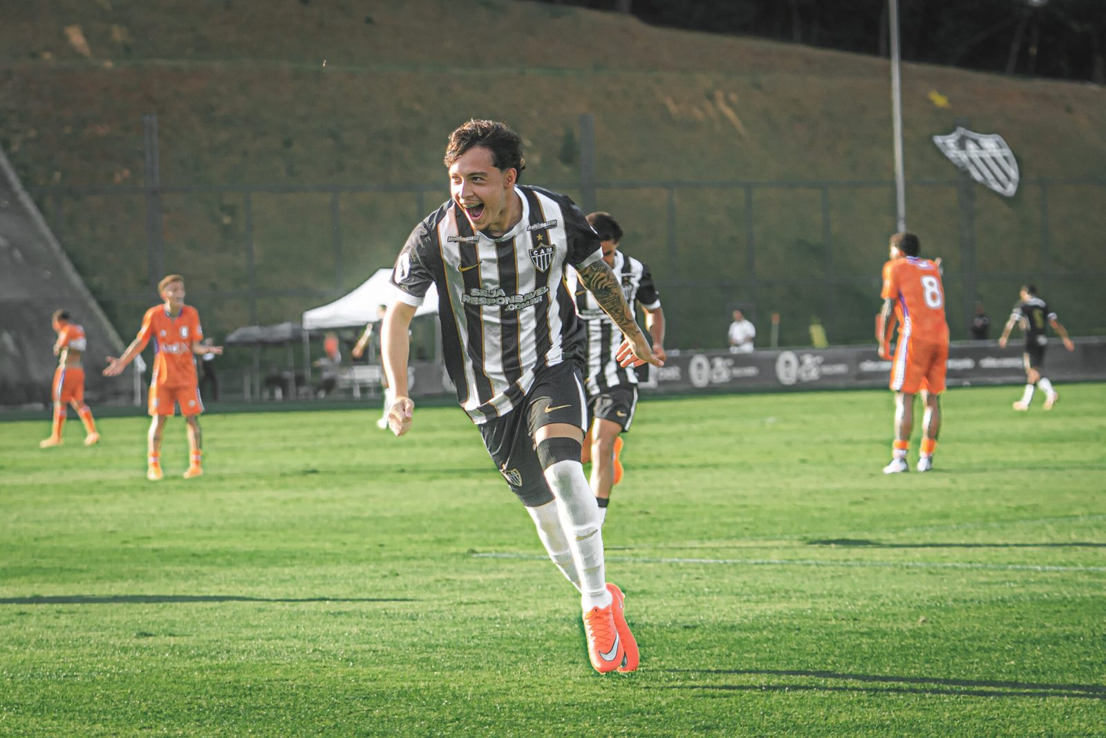 Jogador do Sub-20 do Atlético comemora gol sobre o Coimbra na semifinal do Mineiro