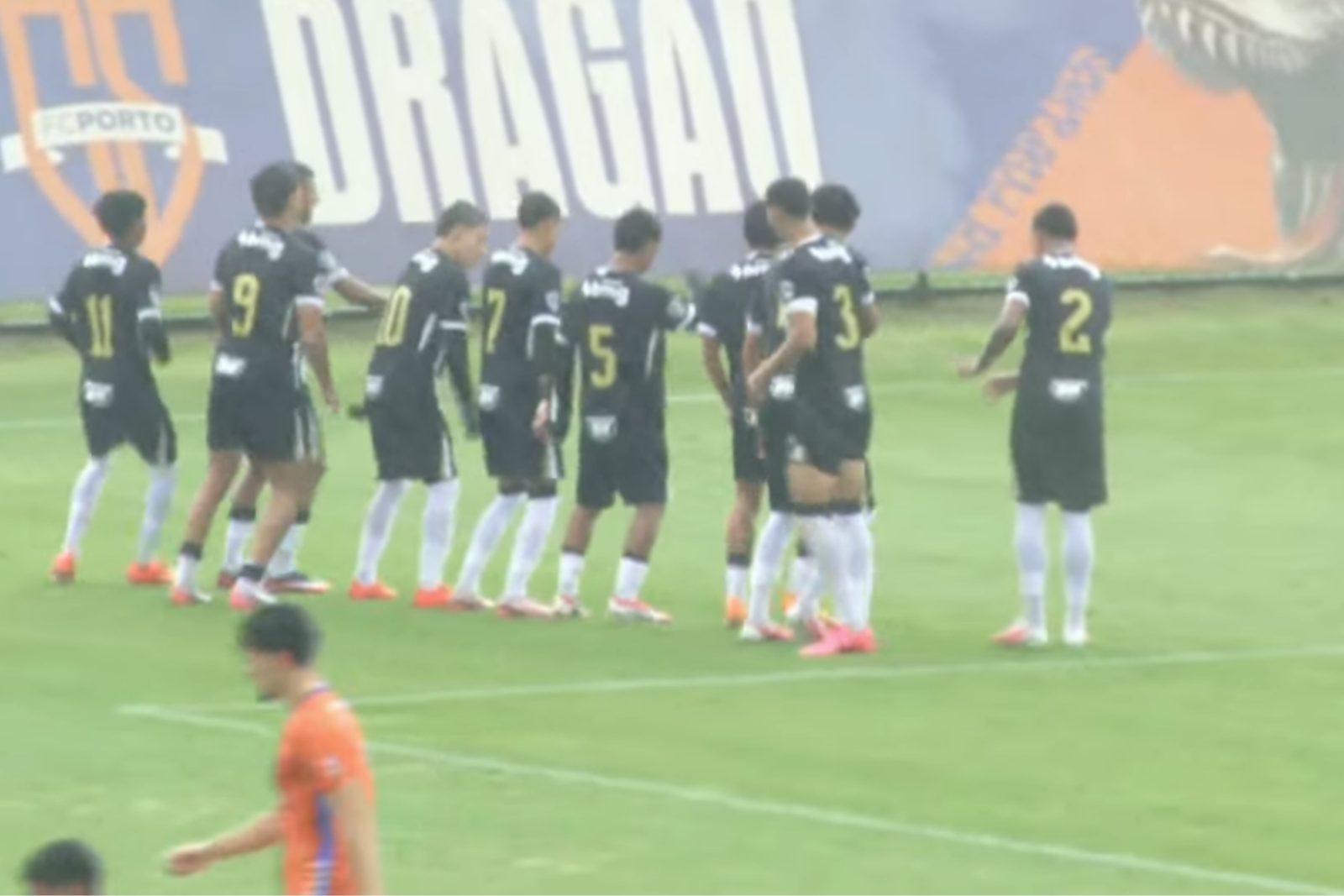 Atlético comemora gol debaixo de chuva no jogo de volta, em Contagem