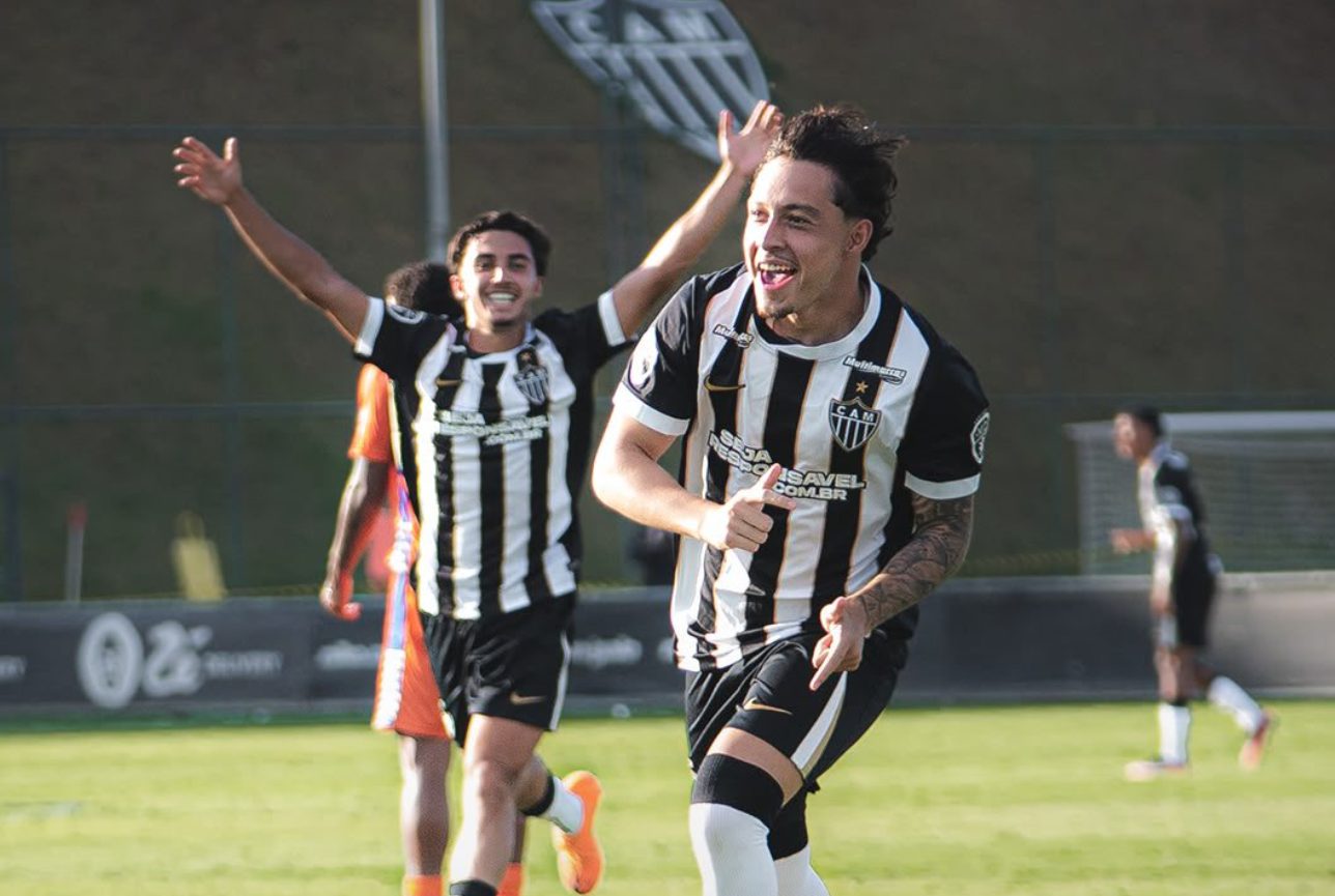 Comemoração na goleada por 5 a 1 sobre o Coimbra, no jogo de ida na Cidade do Galo