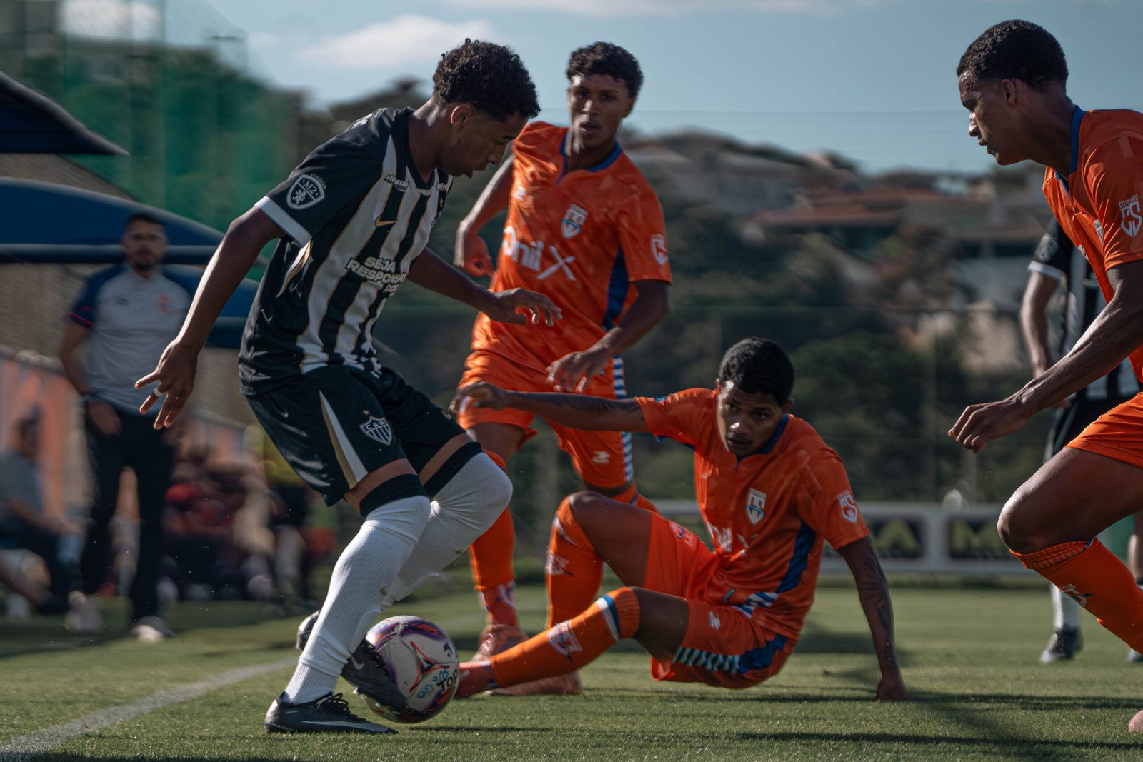 Sub-20 do Atlético em lance contra o Coimbra no Campeonato Mineiro