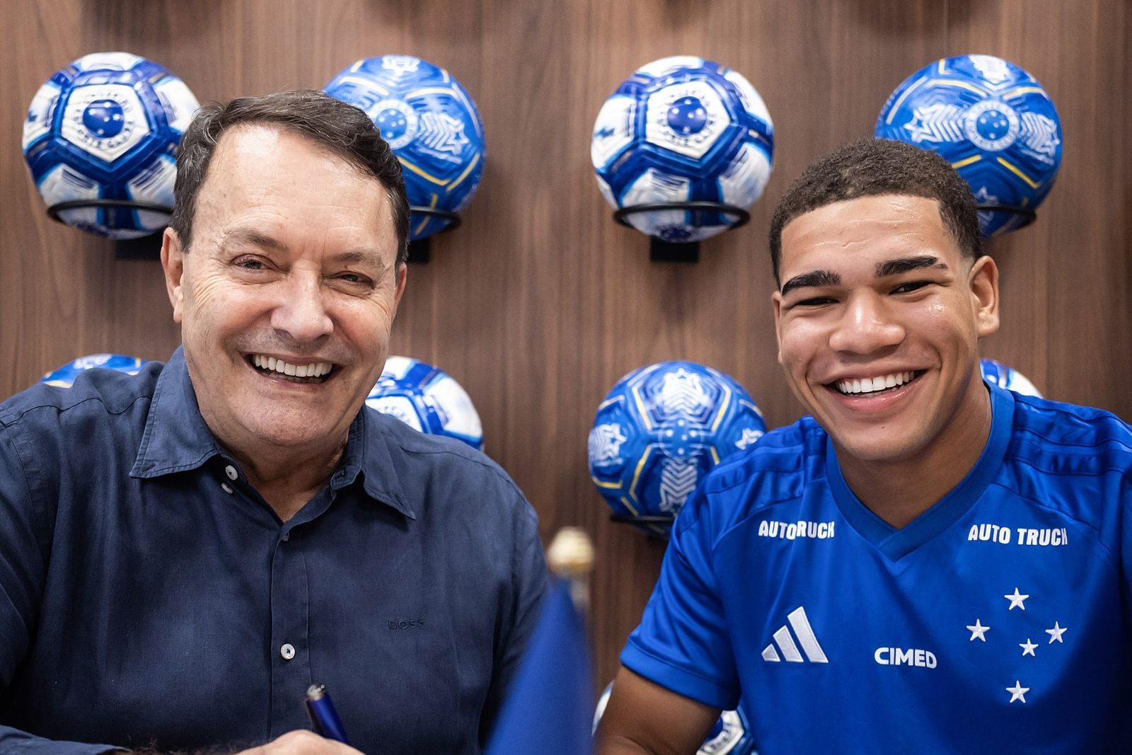 Pedro Lourenco e Thaylon celebram a assinatura do primeiro contrato profissional