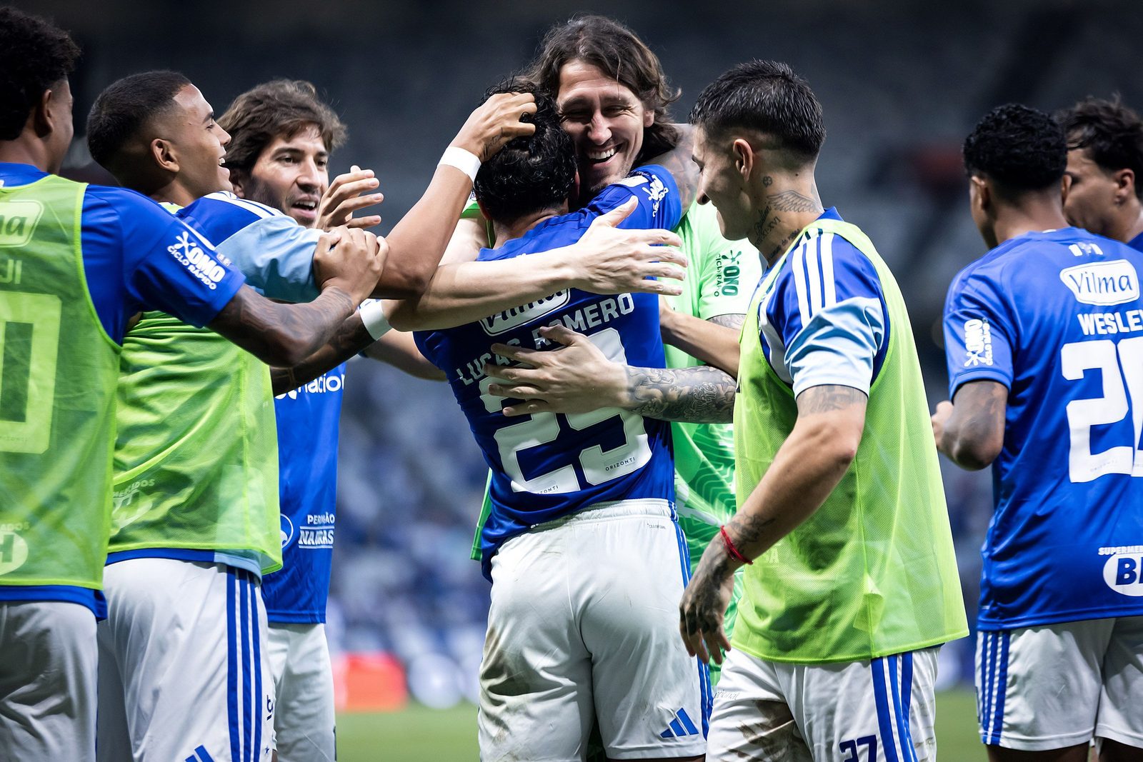 Jogadores do Cruzeiro comemoram o gol de Lucas Romero no Mineirão