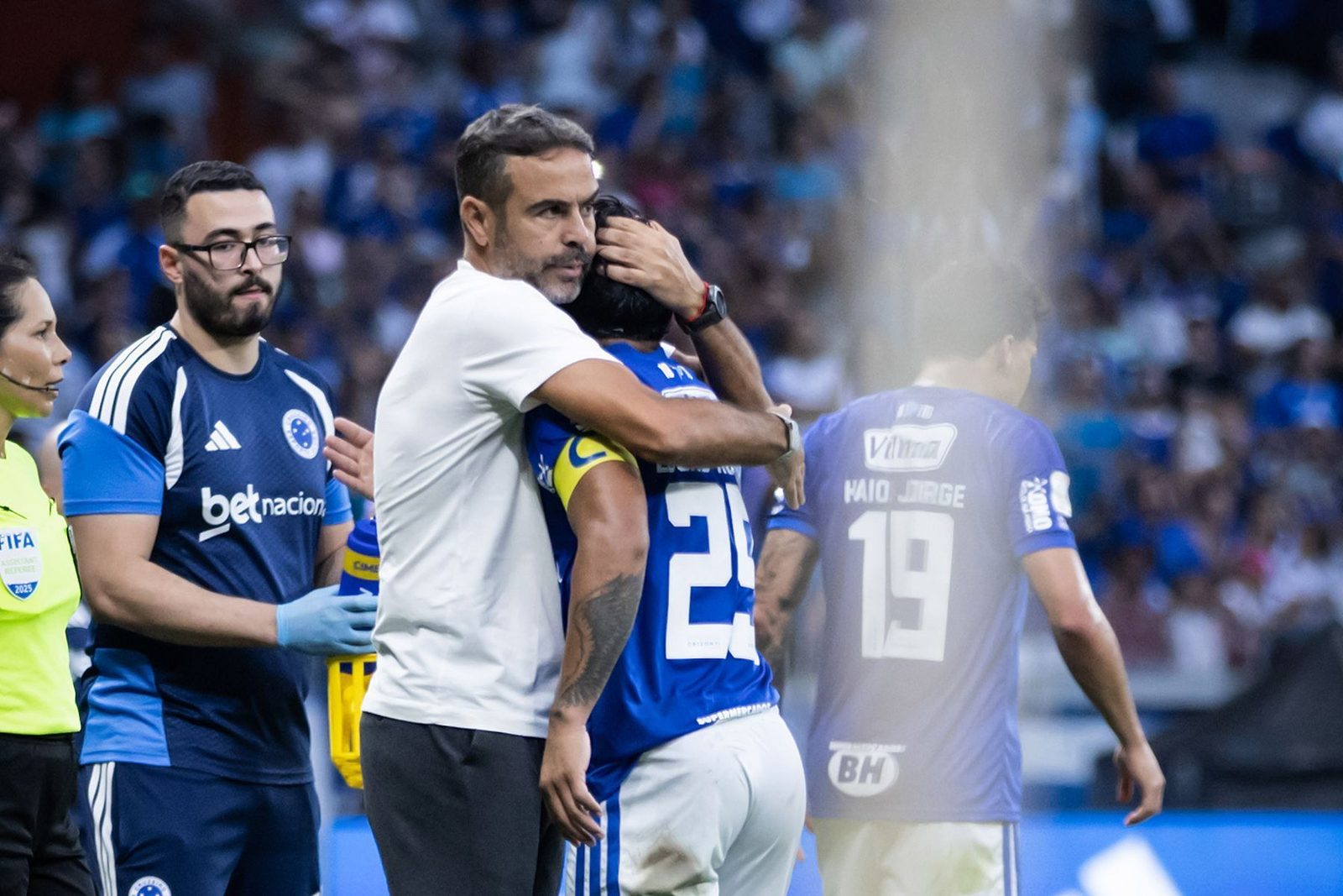 Artur Jorge celebra com Lucas Romero, autor do segundo gol celeste