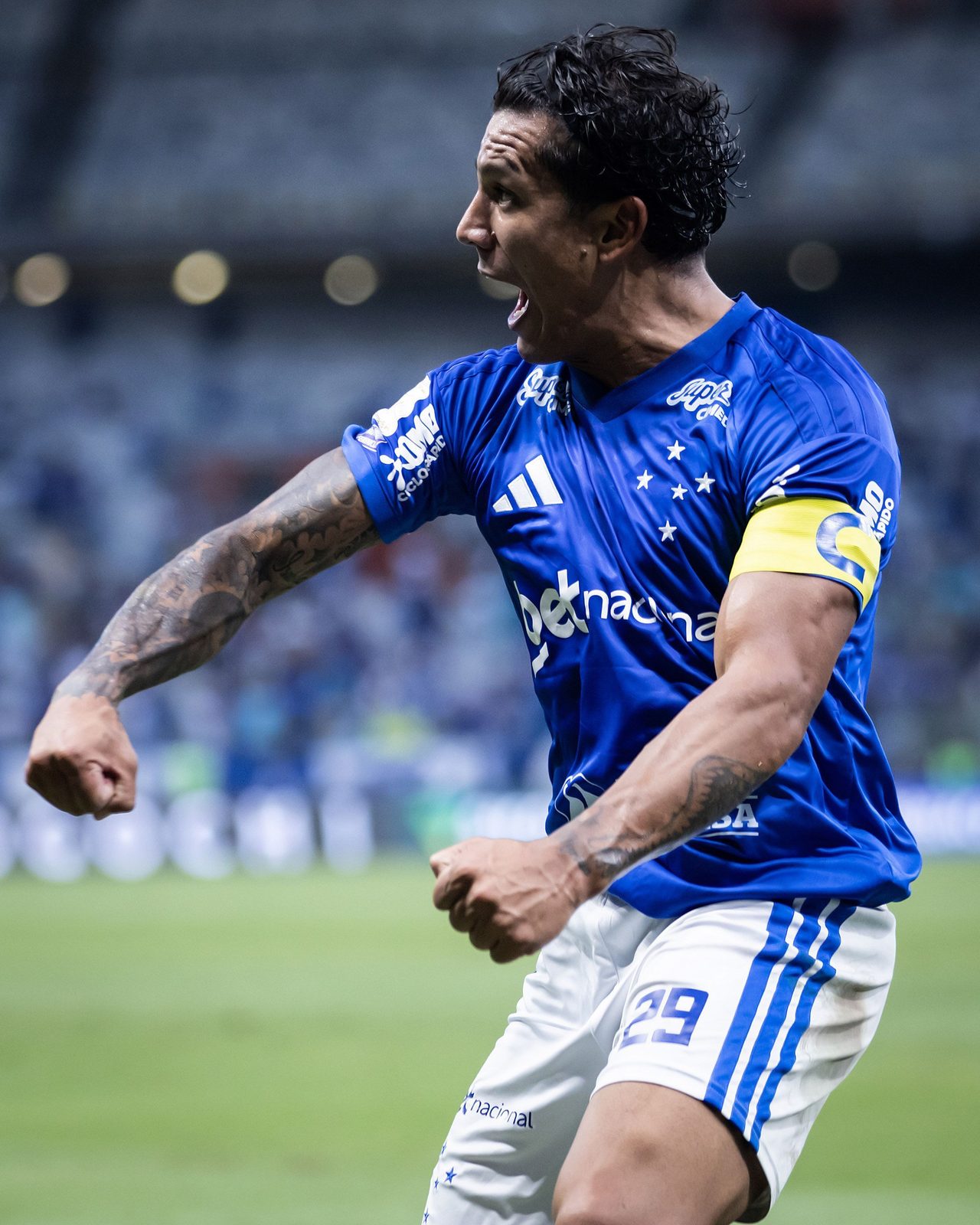 Lance de Cruzeiro e Athletico-PR, no Mineirão, pela 26ª rodada da Série A
