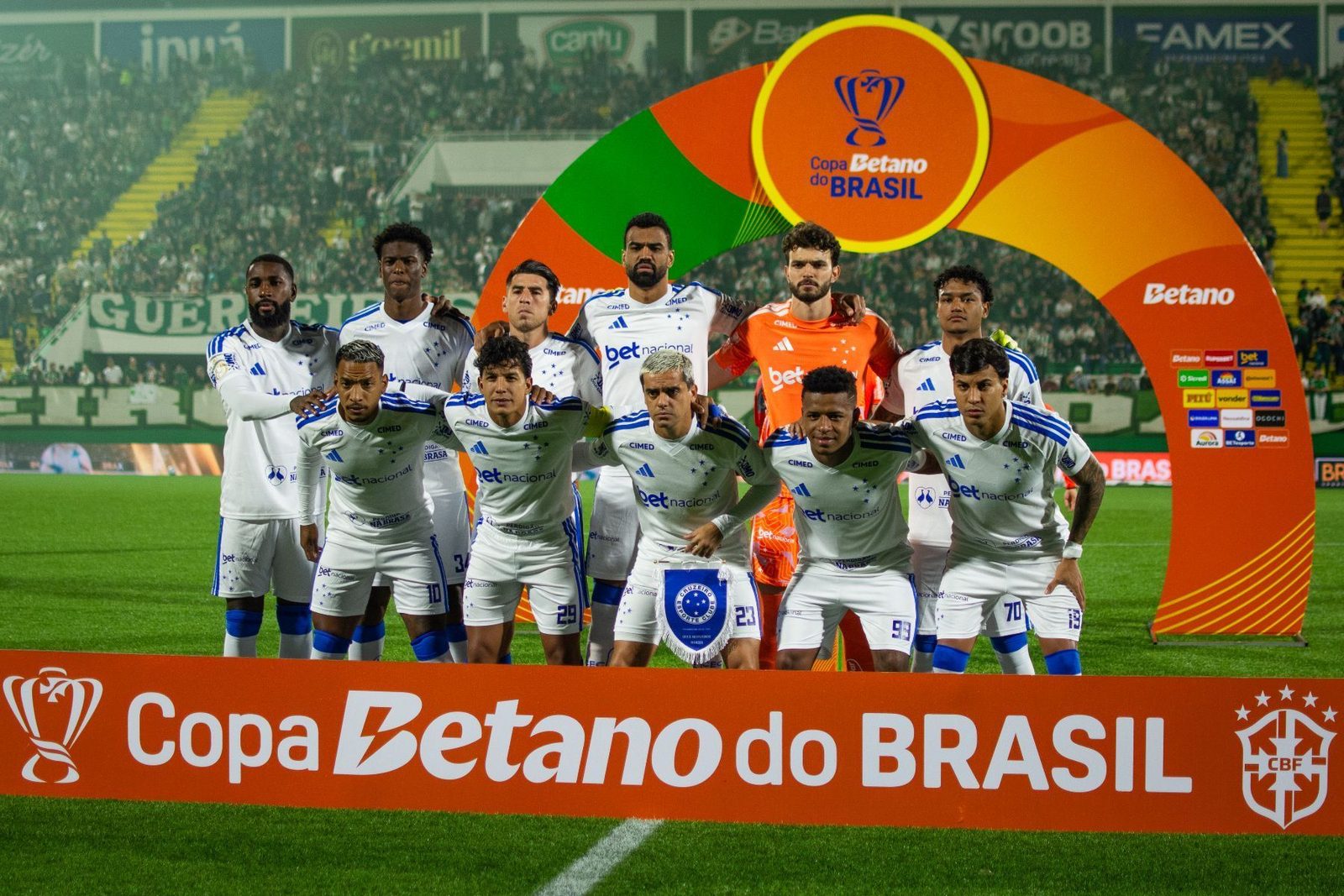 Cruzeiro e Chapecoense empataram sem gols na ida e decidem a vaga no Mineirão
