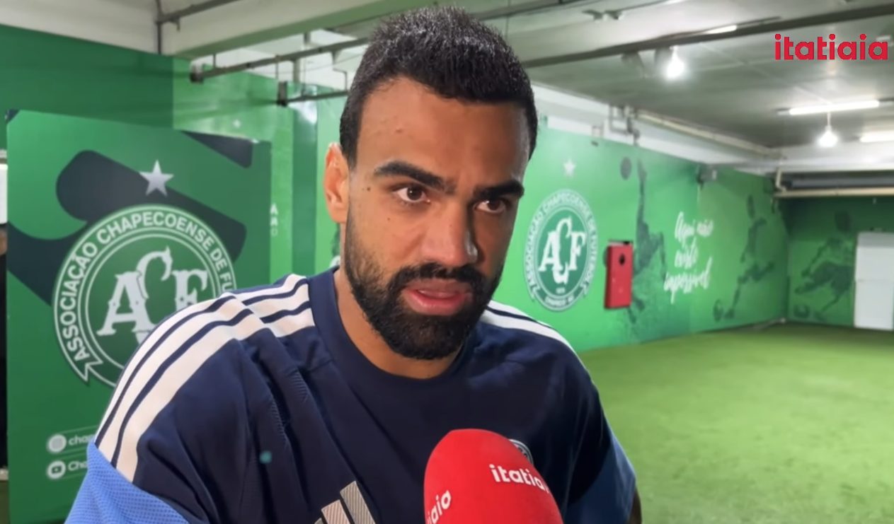 Fabrício Bruno concede entrevista após Chapecoense x Cruzeiro e diz que a decisão segue aberta