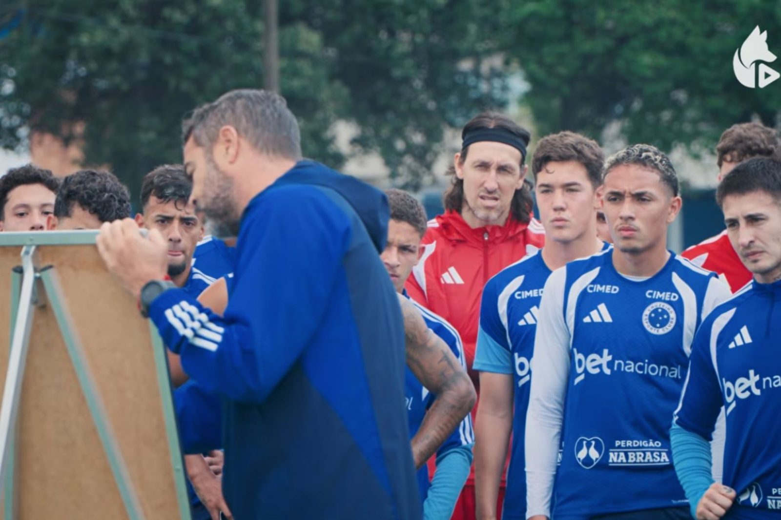 Artur Jorge orienta o elenco do Cruzeiro na Toca da Raposa II