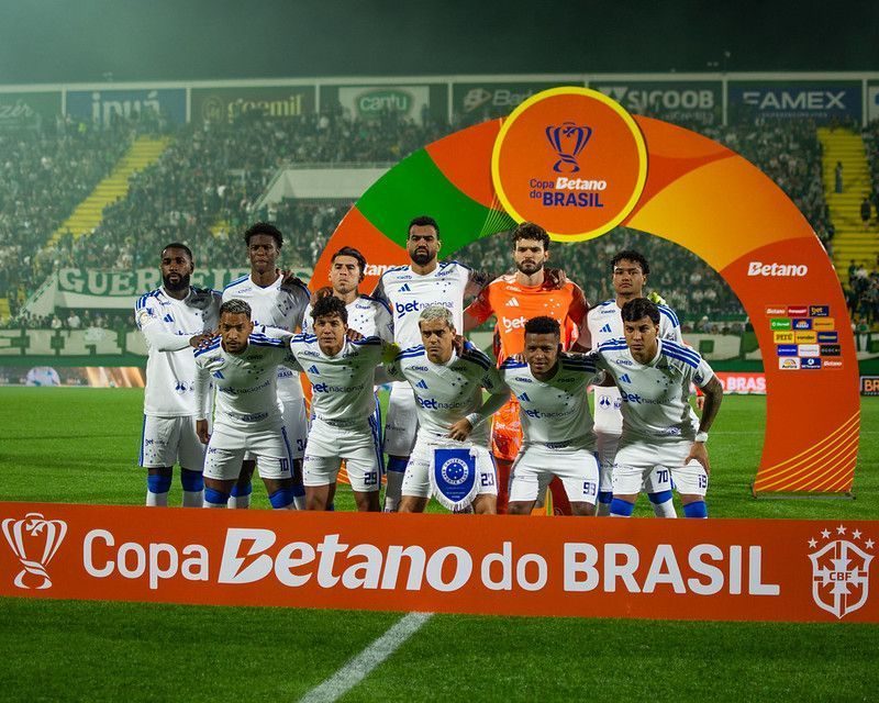 Time do Cruzeiro perfilado na Arena Condá antes do 0 a 0 com a Chapecoense