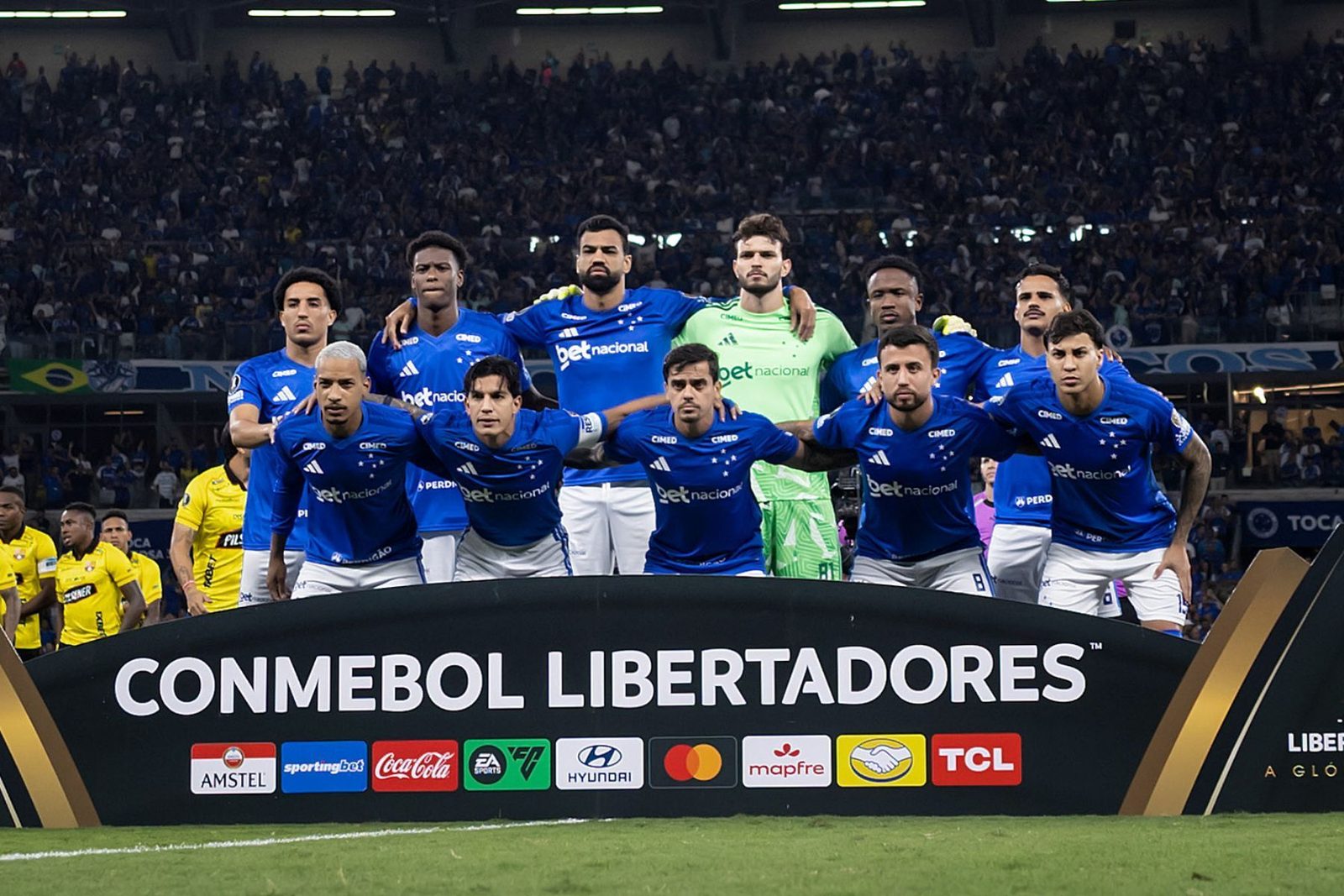 Equipe celeste perfilada antes de partida da Libertadores no Mineirao