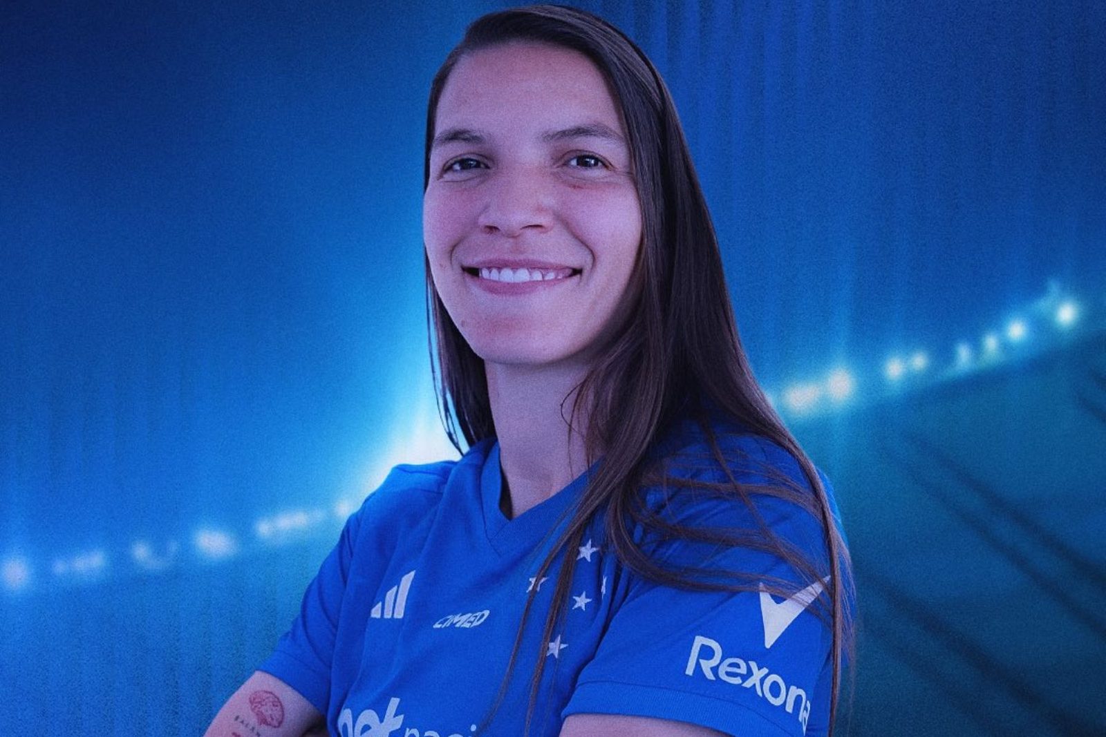 Zagueira Yenifer Giménez, convocada pela Venezuela, com a camisa do Cruzeiro