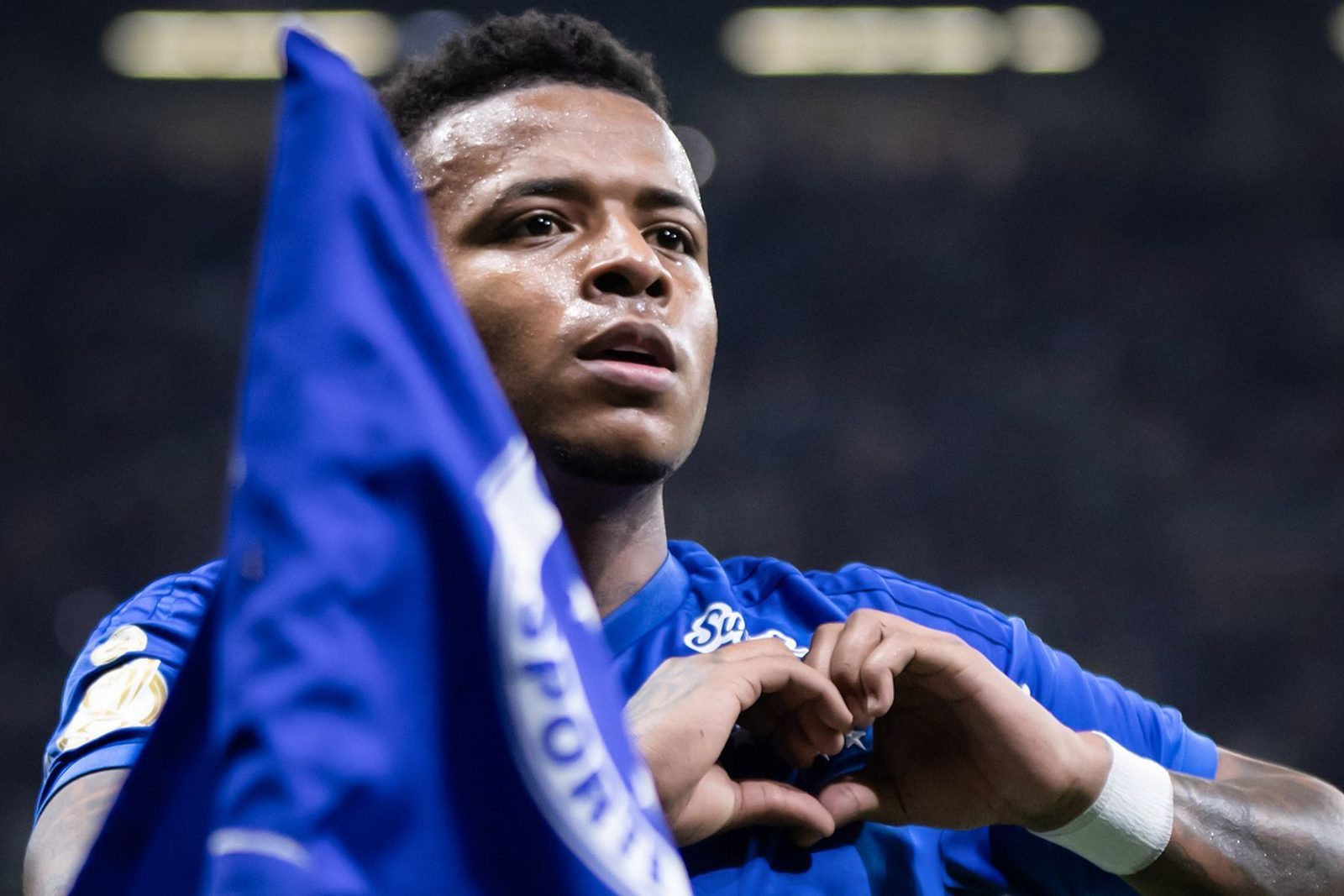 Keny Arroyo comemora o gol do Cruzeiro no clássico da Copa do Brasil