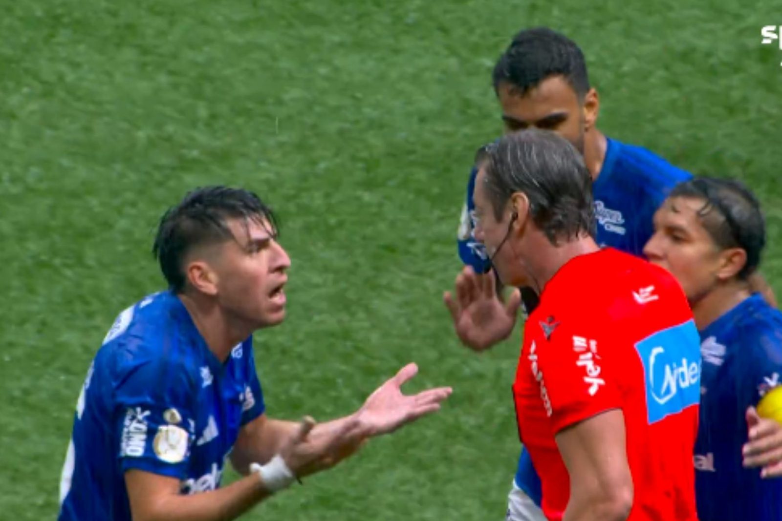 Lucas Villalba recebeu o segundo amarelo e deixou o Cruzeiro com um a menos