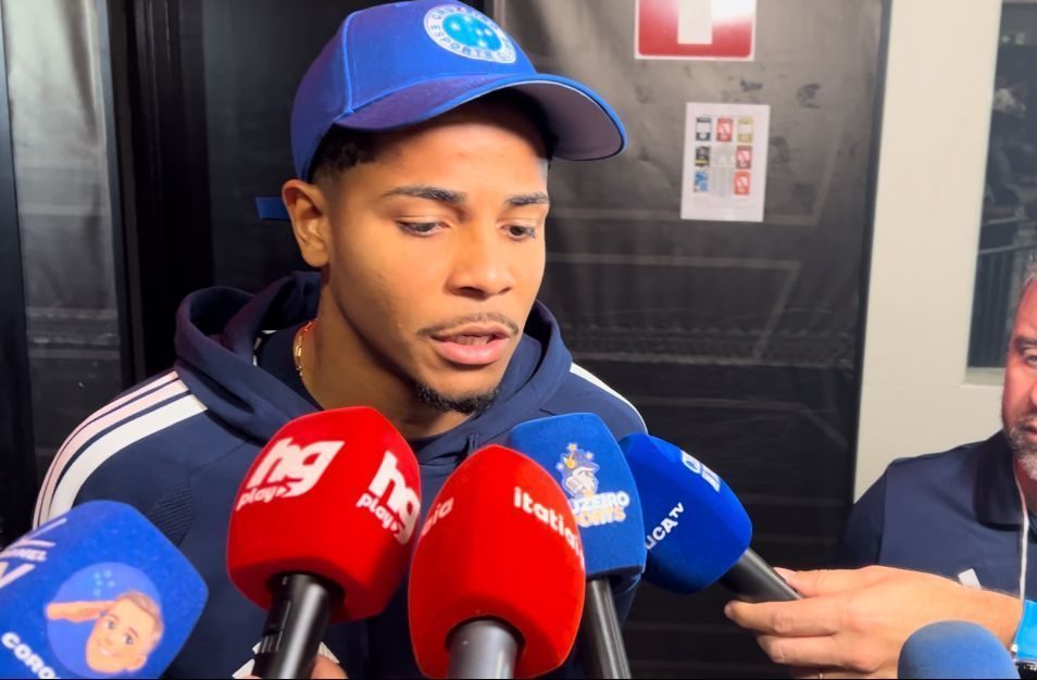 Wesley, atacante do Cruzeiro, na zona mista da Arena MRV após a eliminação