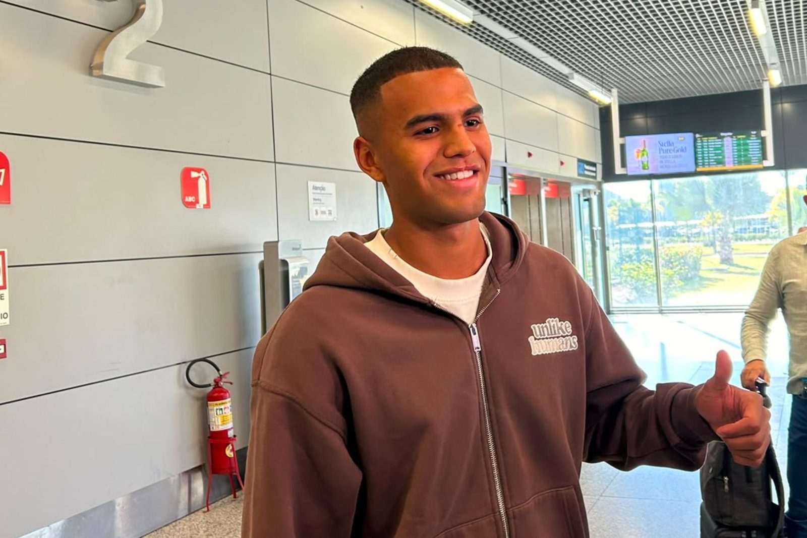 João Costa desembarca em Confins para assinar com o Cruzeiro