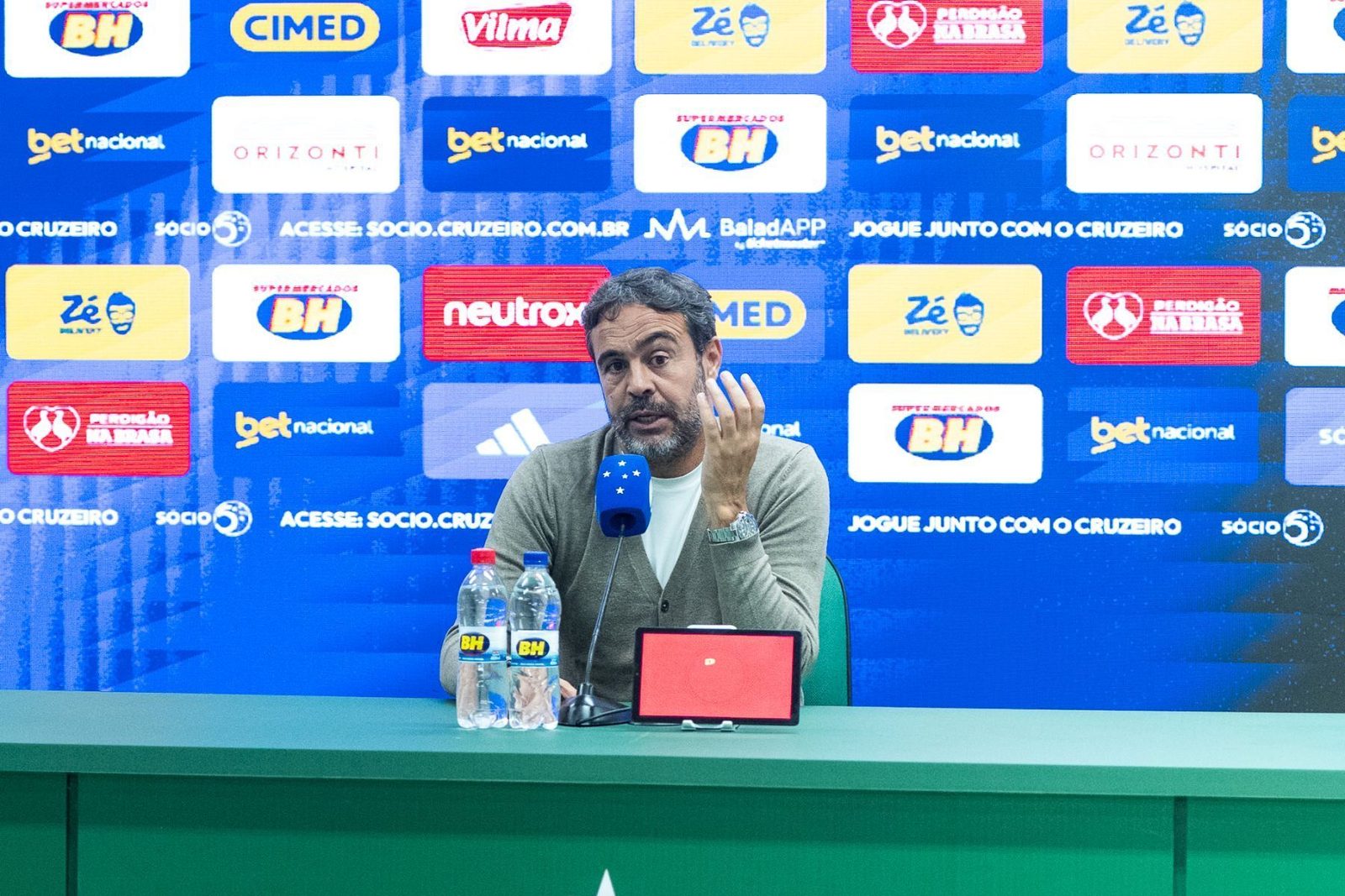 Artur Jorge, técnico do Cruzeiro, pediu reforços para o ataque