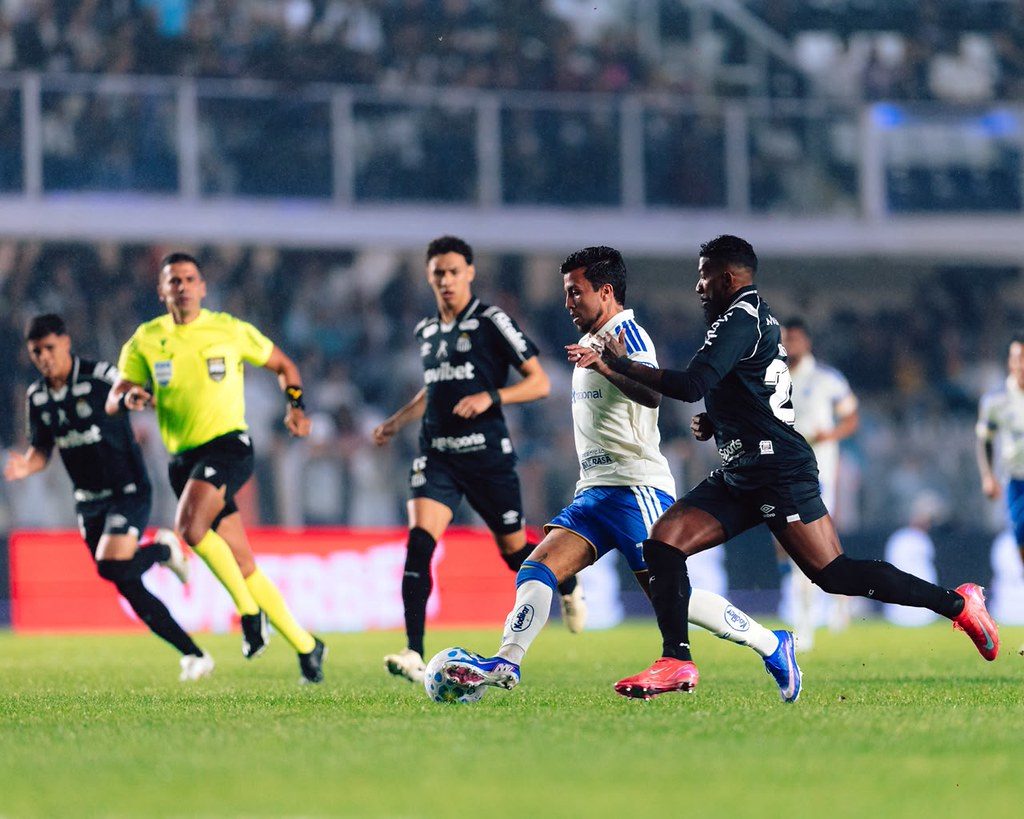 Cruzeiro em ação contra o Santos na Vila Belmiro