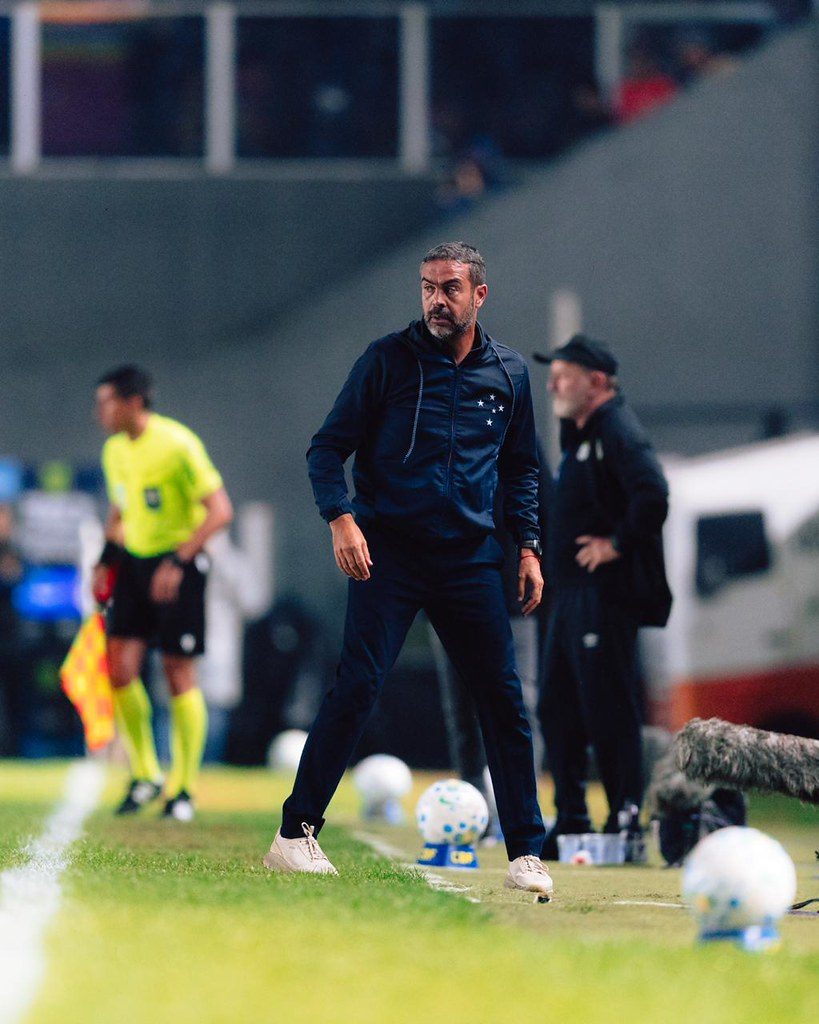 Artur Jorge acompanha o jogo da beira do campo na Vila Belmiro
