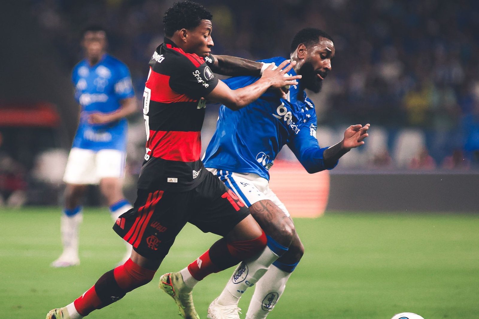 Disputa de bola no meio de campo durante o Cruzeiro x Flamengo, no Mineirão