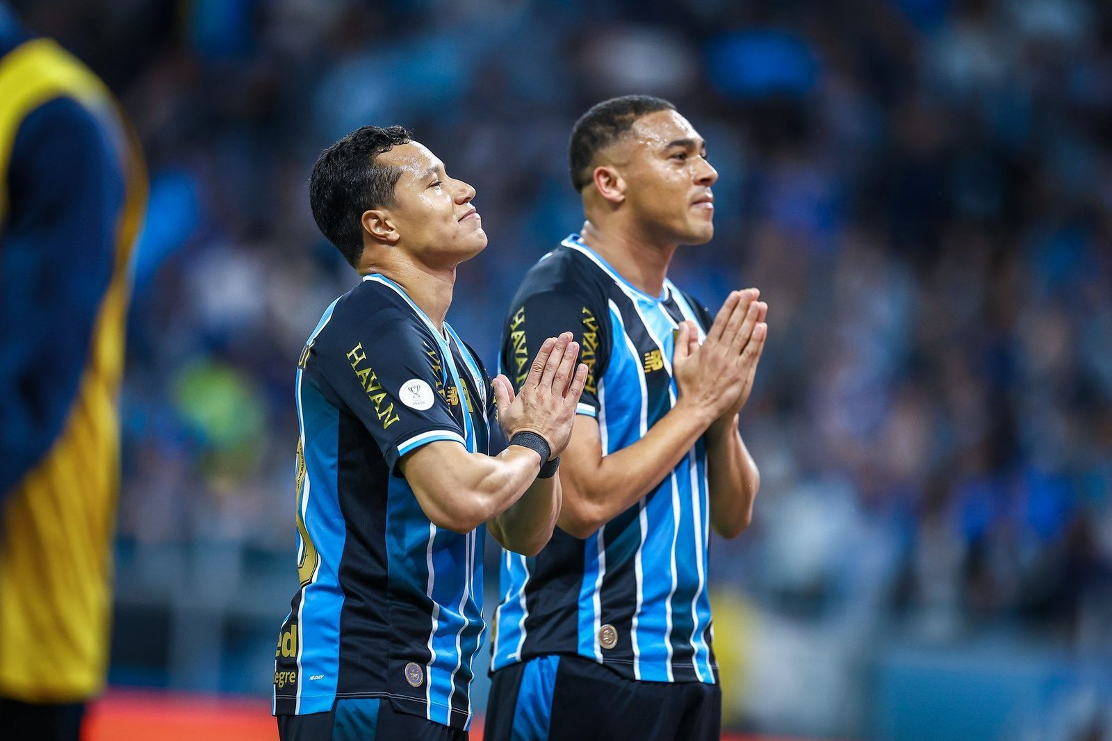 Marlon (à direita) comemora vitória do Grêmio na Copa do Brasil; o lateral foi vendido pelo Cruzeiro ao clube gaúcho
