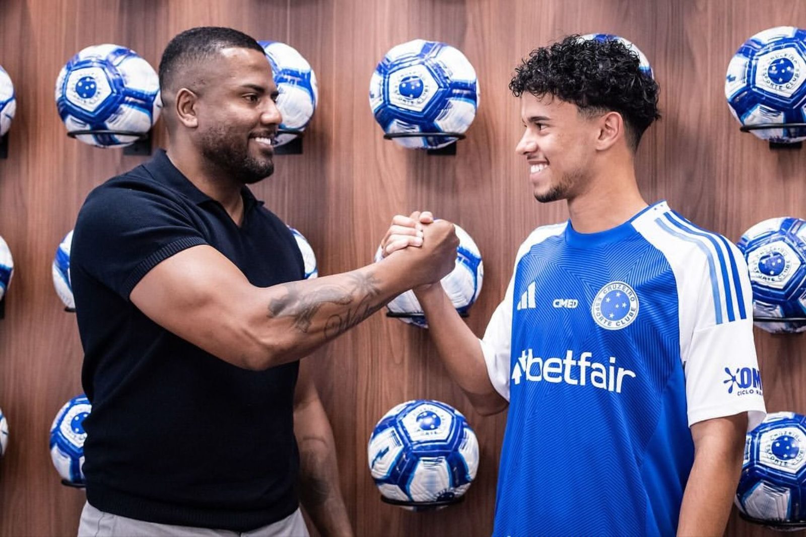 Léo Moral ao lado de Rhuan Gabriel em renovação de contrato com o Cruzeiro, em 2026