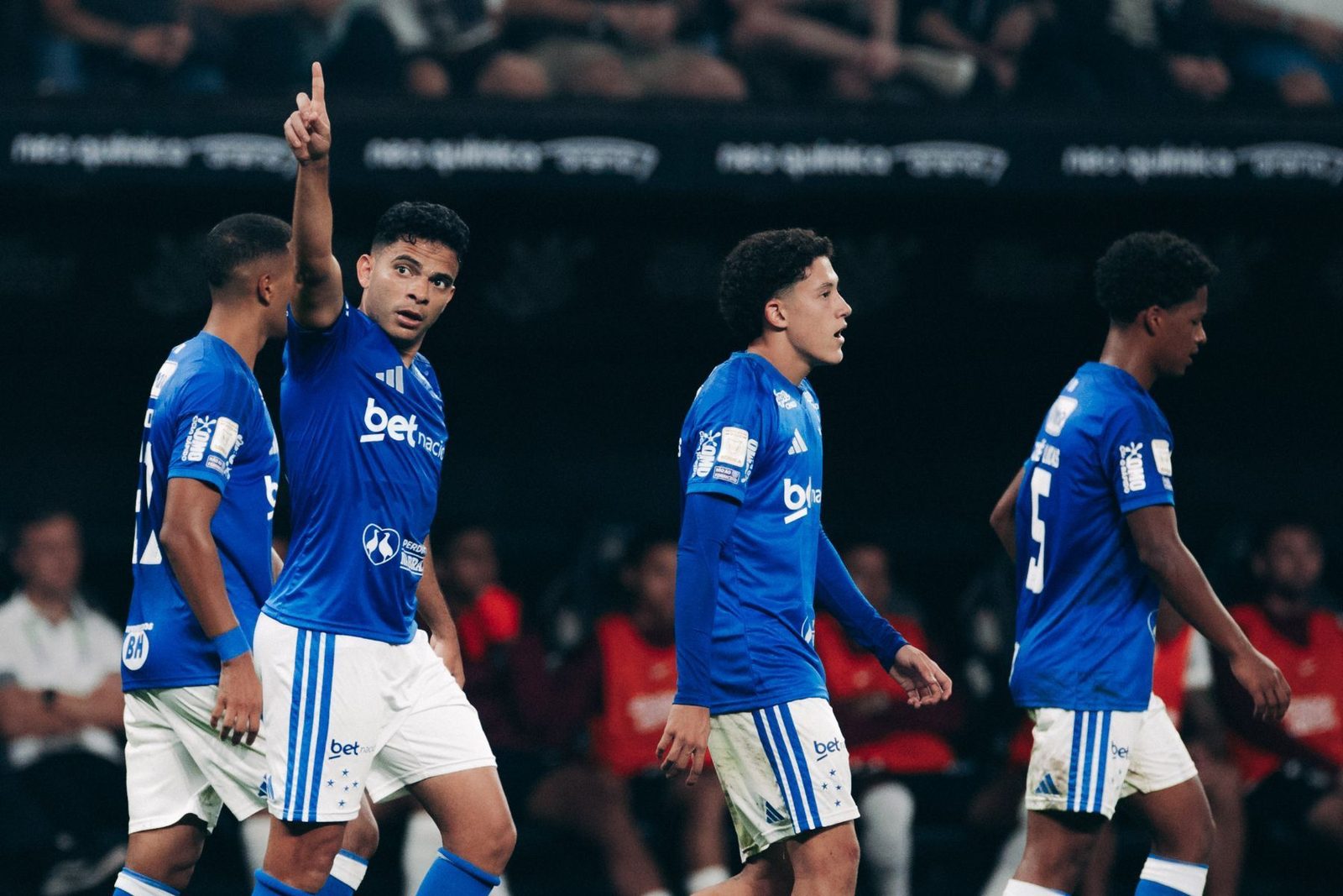 Jogadores do Cruzeiro comemoram na Neo Química Arena, em São Paulo