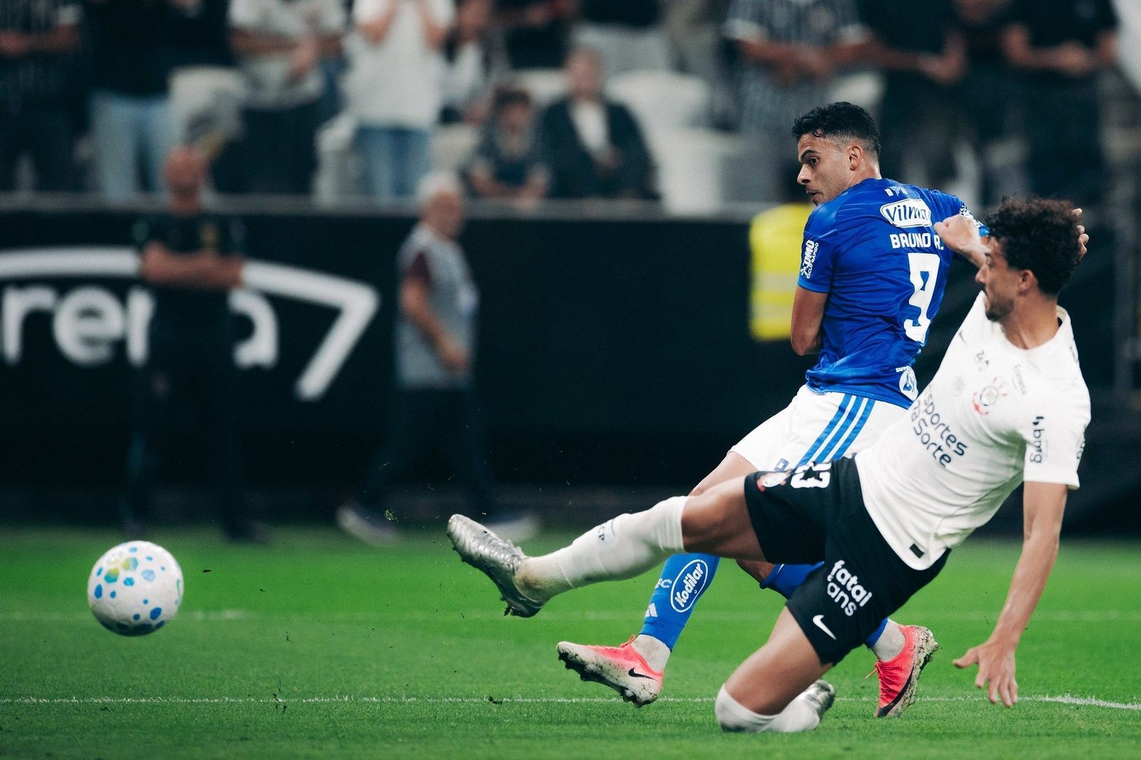 Bruno Rodrigues finaliza para abrir o placar para a Raposa