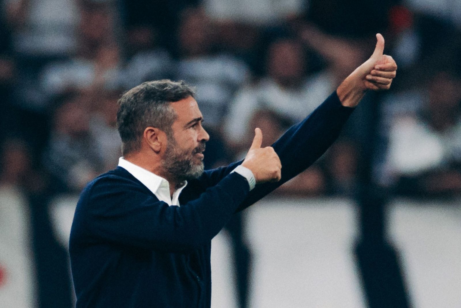 Artur Jorge, técnico do Cruzeiro, orienta o time à beira do gramado