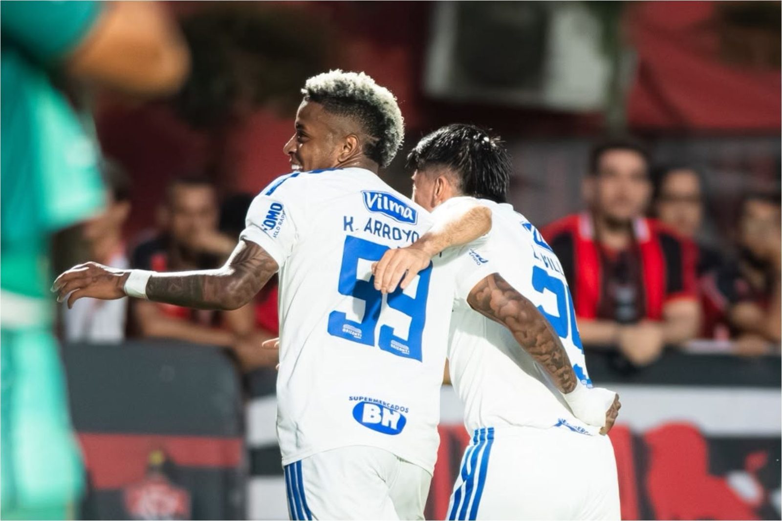Keny Arroyo e Lucas Villalba comemoram gol do Cruzeiro no Barradão