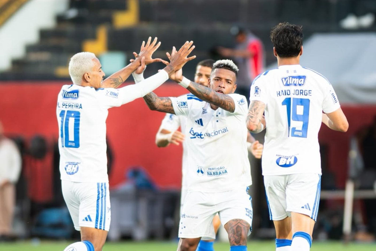 Matheus Pereira, Arroyo e Kaio Jorge celebram a vitória em Salvador