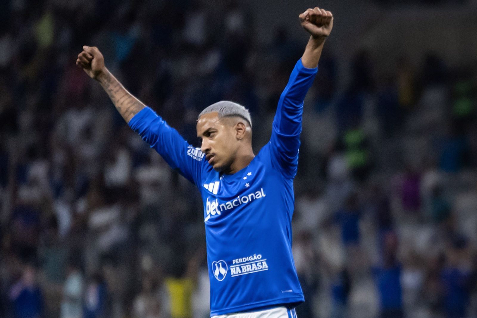 Matheus Pereira comemora o gol da virada do Cruzeiro