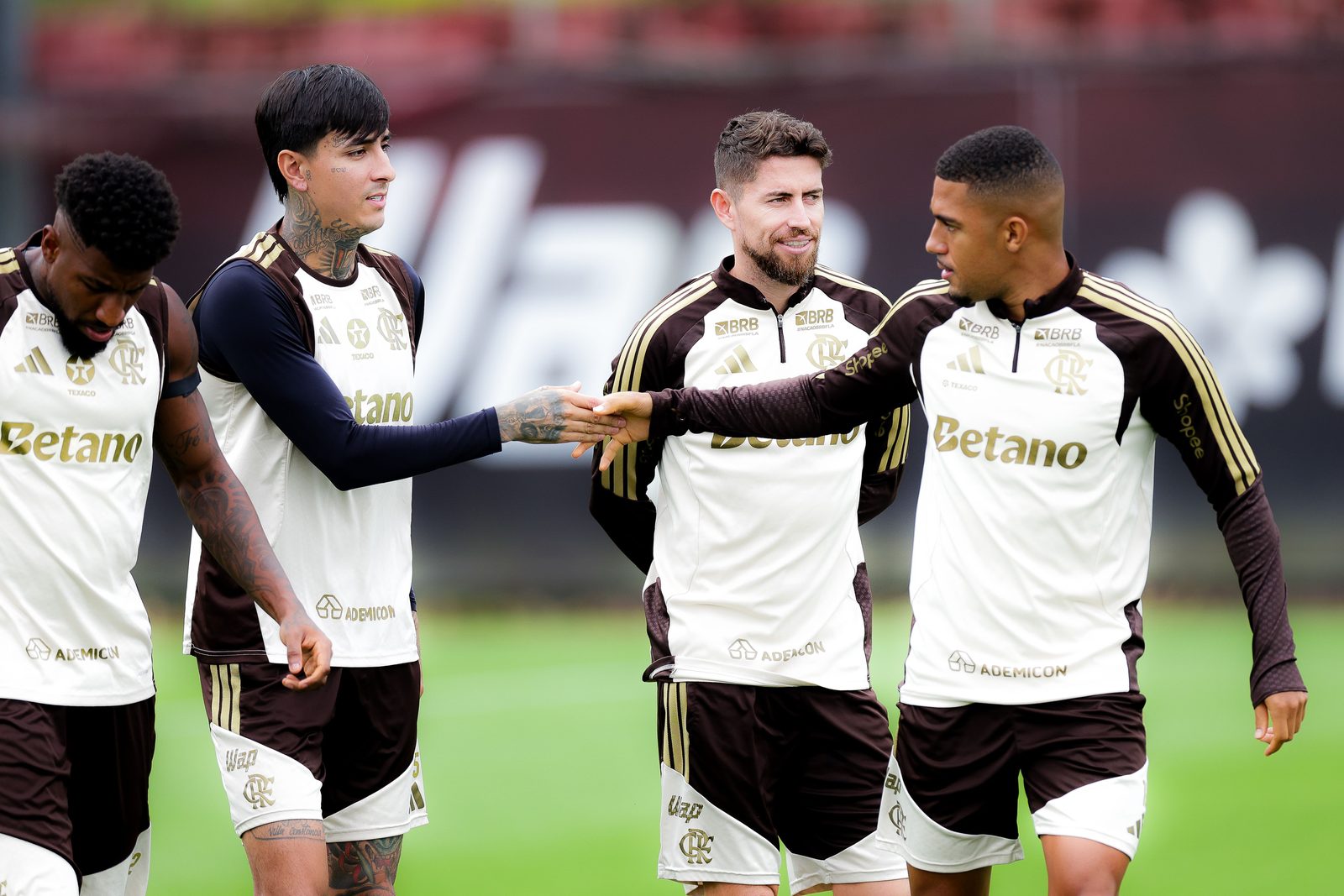 Elenco do Flamengo em treino no Ninho do Urubu no sábado (15)
