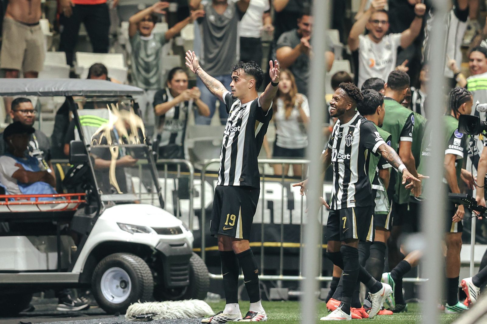 Reinier comemora gol na Arena MRV: ele marcou duas vezes na virada sobre o Santos