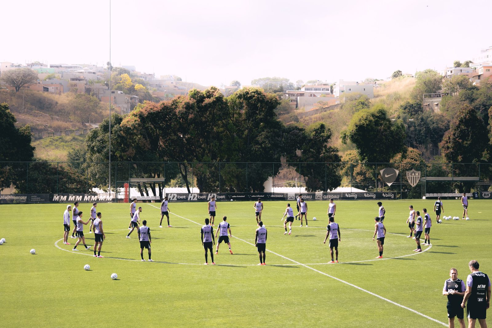Jogadores do Atlético em atividade na Cidade do Galo nesta terça-feira