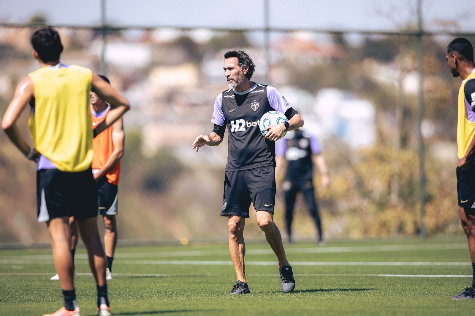 O técnico Eduardo Domínguez durante treinamento na Cidade do Galo