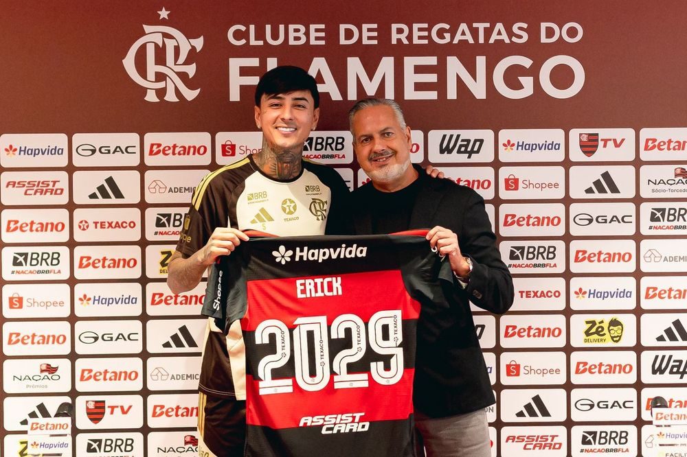 Erick Pulgar e o diretor José Boto exibem a camisa com o número 2029, ano do novo contrato