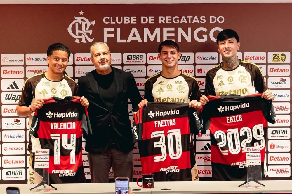 Anthony Valencia, José Boto, Joaquín Freitas e Erick Pulgar na apresentação no Ninho do Urubu