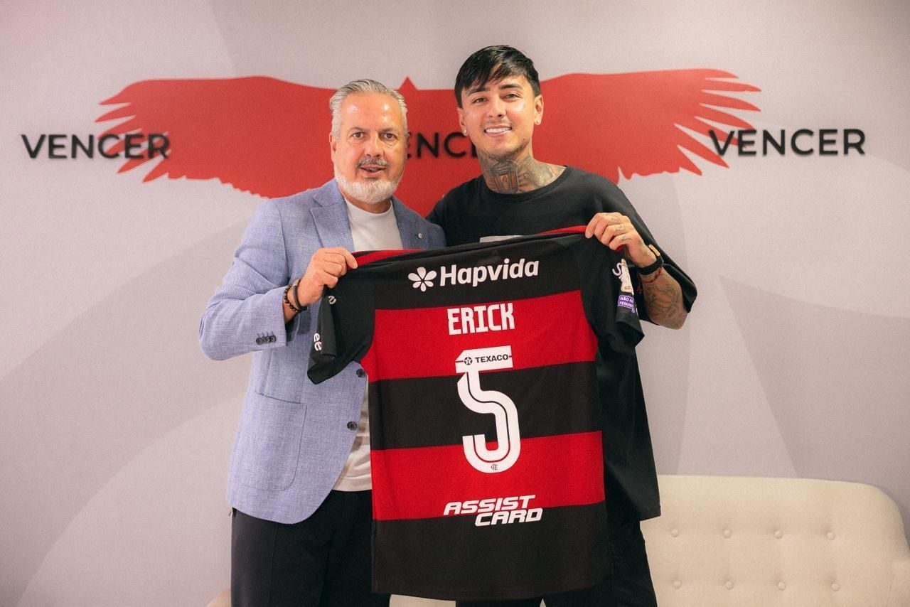 Pulgar com a camisa 5 do Flamengo no dia do acerto da renovação