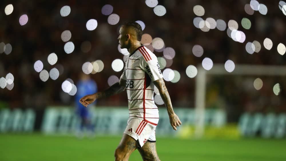 Everton Cebolinha em ação com a camisa do Flamengo