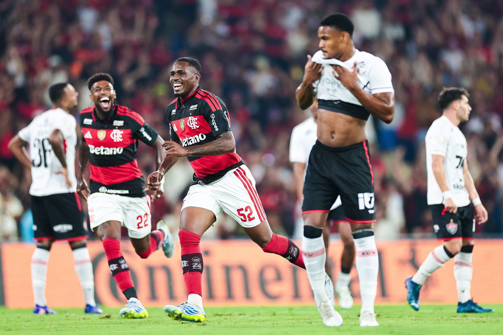 Evertton Araújo comemora gol pelo Flamengo no Maracanã
