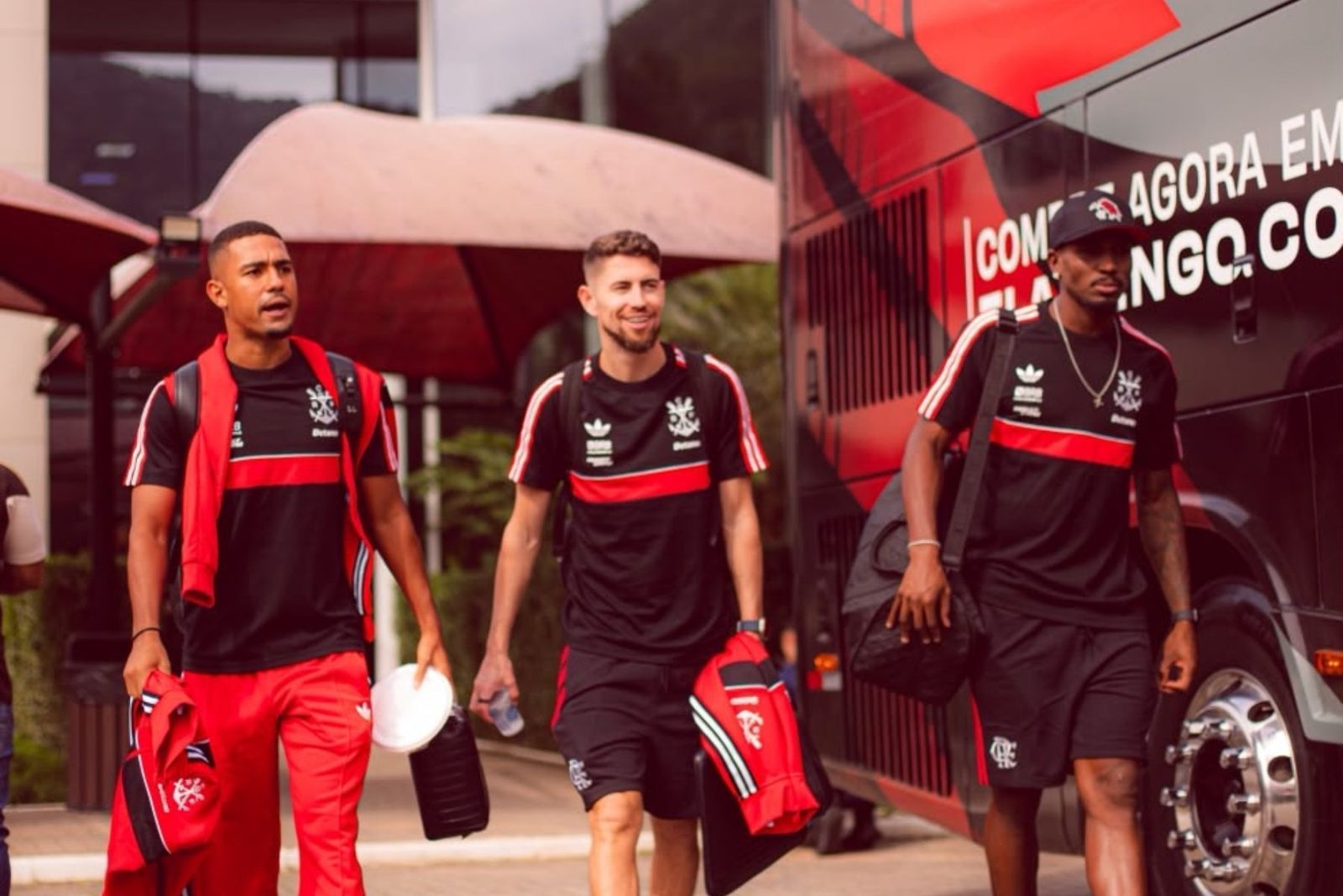 Samuel Lino, Jorginho e Evertton Araújo em embarque recente do Flamengo