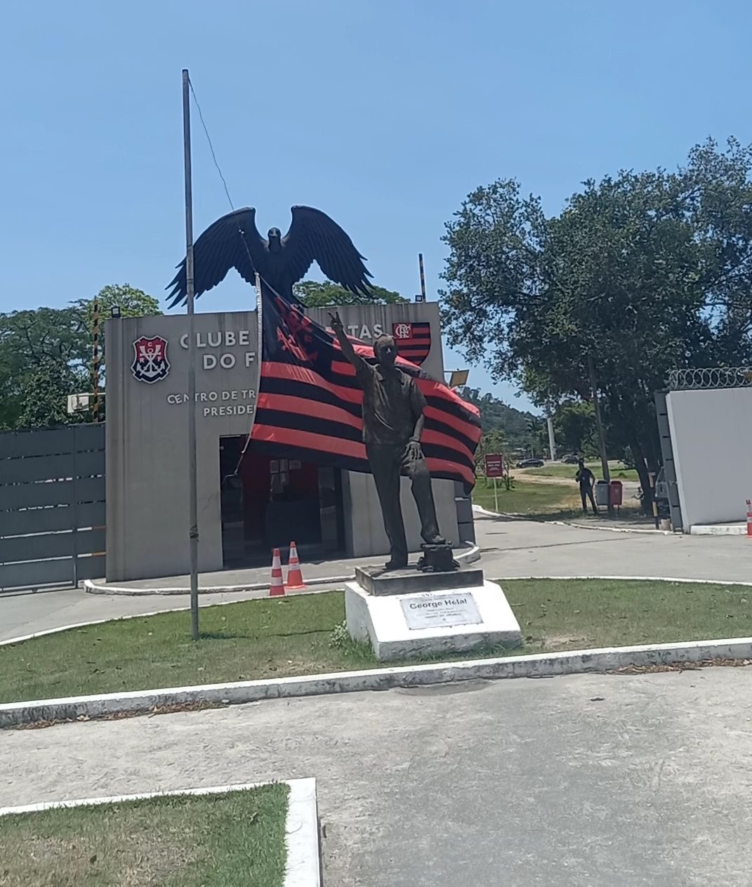 Fachada do Ninho do Urubu (CT George Helal), em Vargem Grande, onde o elenco do Flamengo treina neste domingo