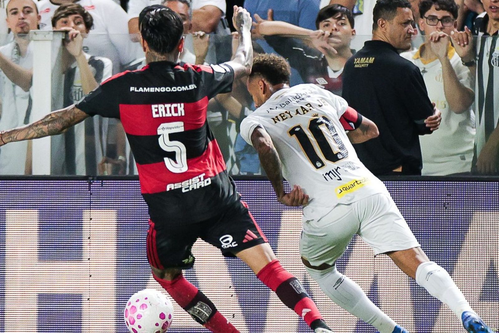 Erick Pulgar acompanha Neymar, autor dos dois gols do Santos