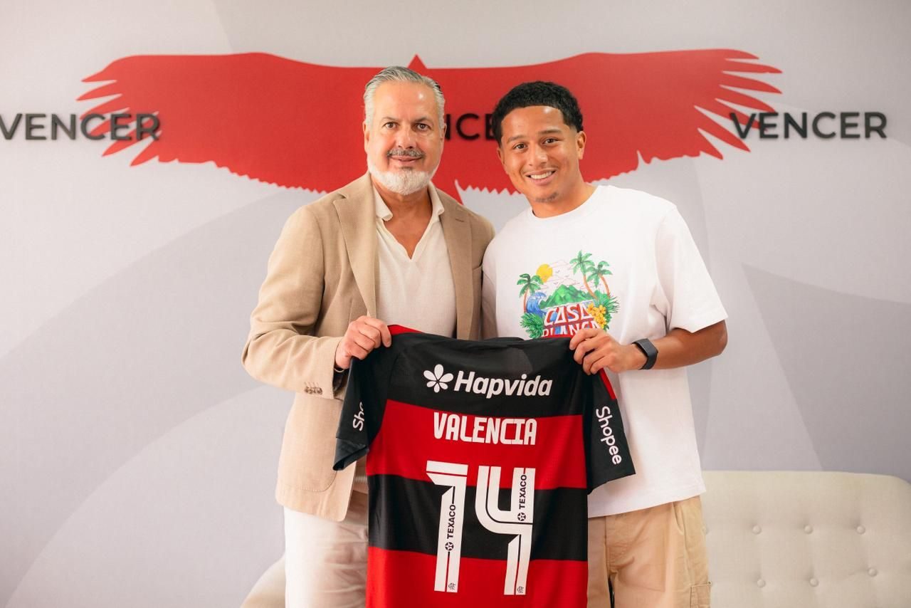 Anthony Valencia com a camisa 14 do Flamengo no dia da assinatura do contrato
