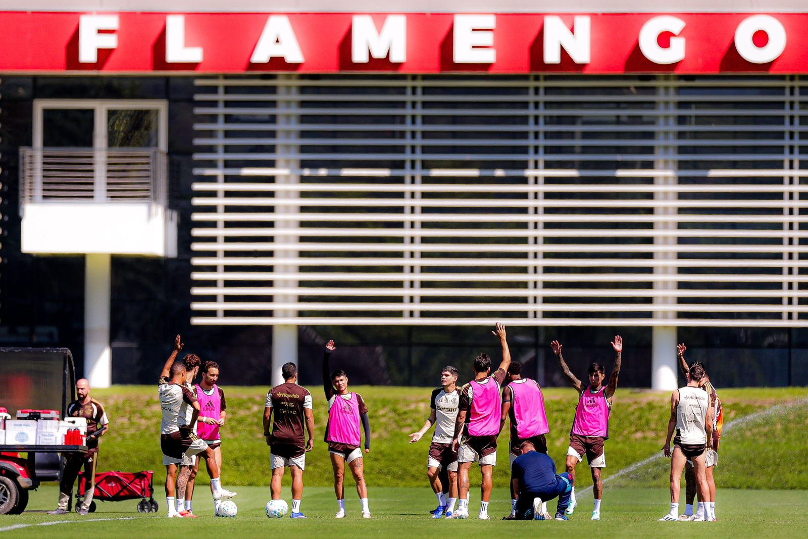 Elenco do Flamengo em atividade no Ninho do Urubu, de olho no jogo com o Mirassol