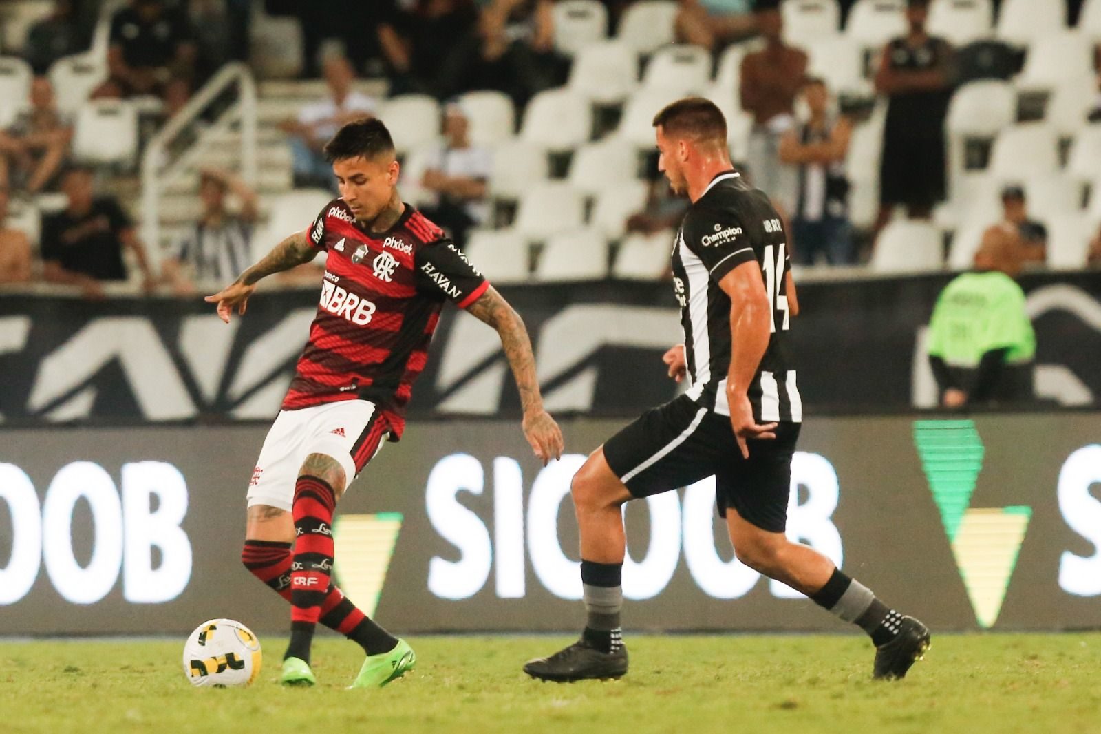 Erick Pulgar assina a renovação de contrato com o Flamengo até 2029