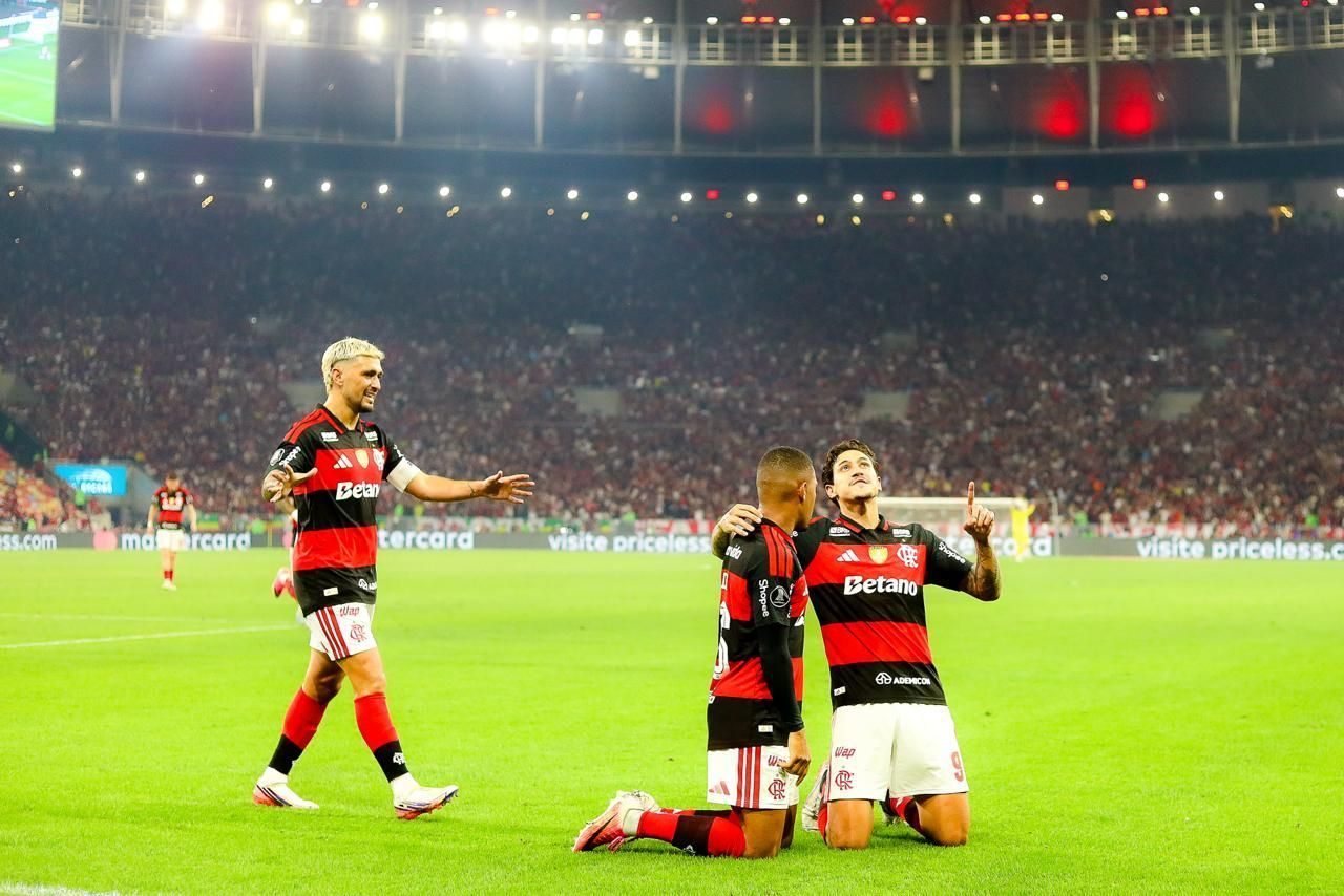 Pedro comemora gol com Samuel Lino e Arrascaeta no Maracanã