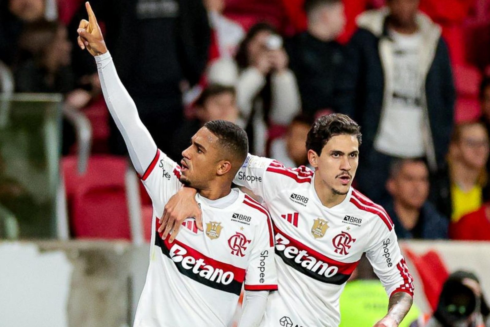 Samuel Lino marcou o gol de empate do Flamengo diante do Internacional, no Beira-Rio