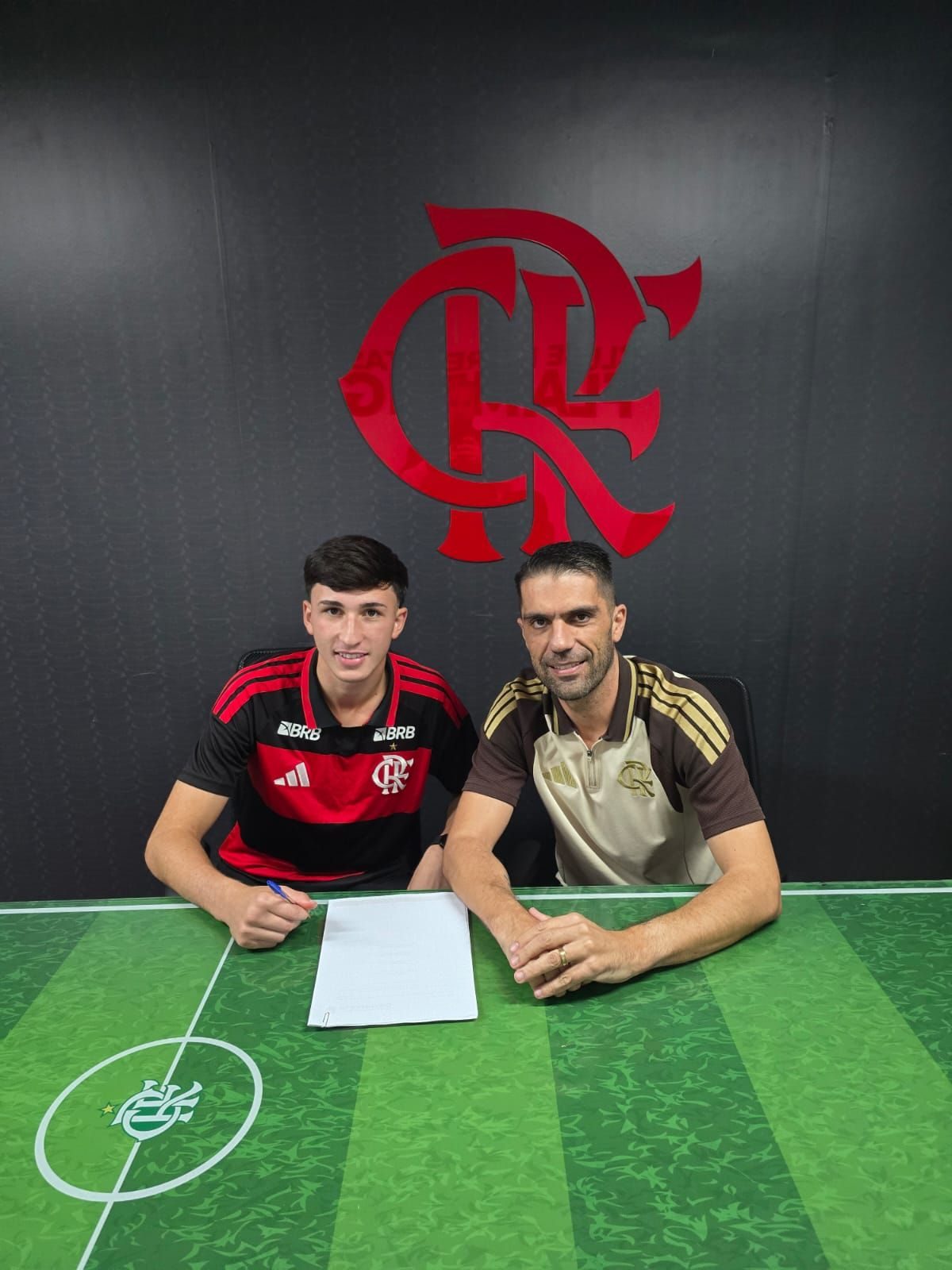 Rafael Tenório assina o primeiro contrato profissional com o Flamengo, válido até 2029