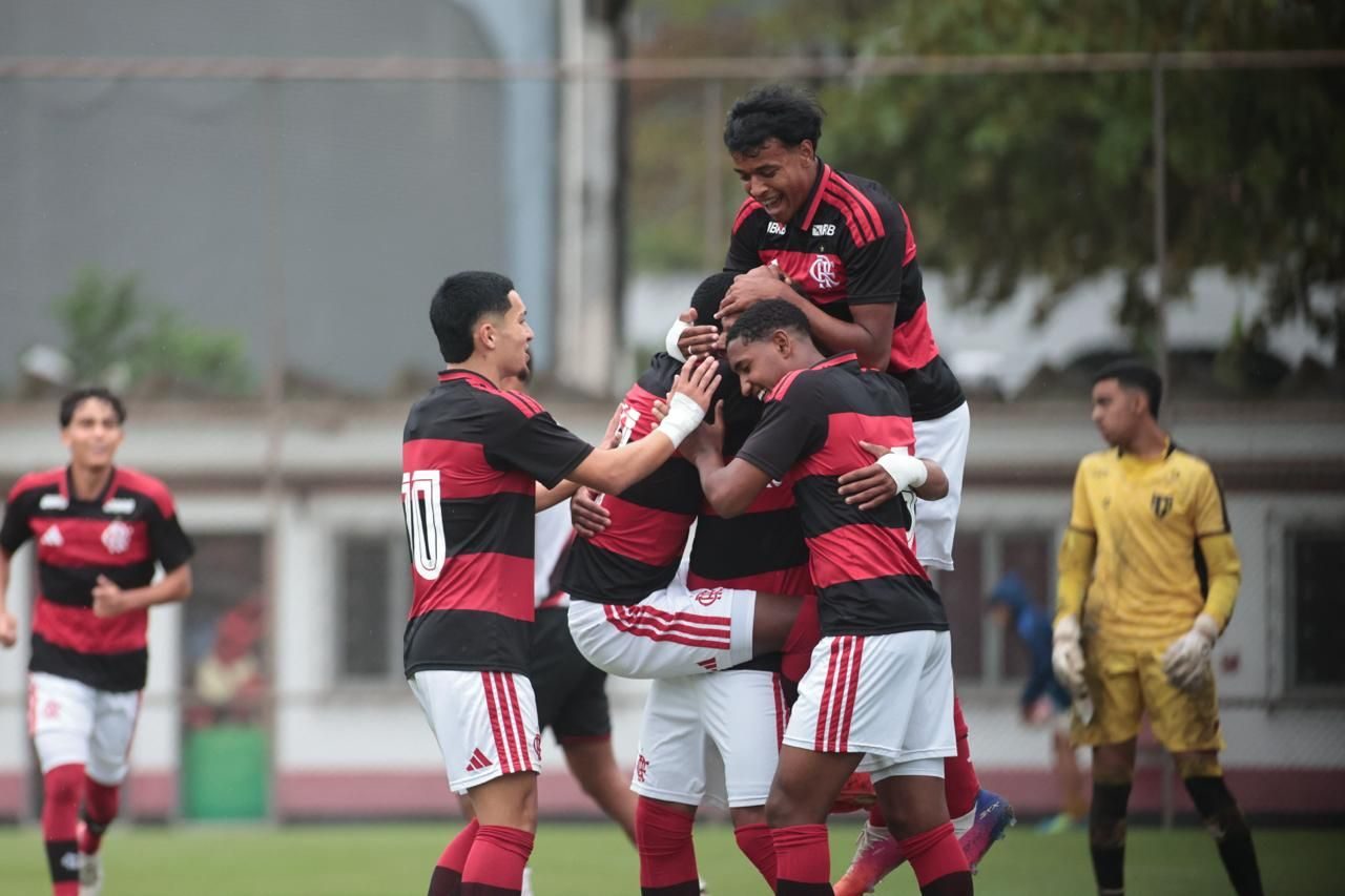 Sub-17 do Flamengo goleou o Atlético-GO por 7 a 0 e chegou a nove jogos invicto